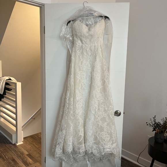 Amsale Dawson Lace Wedding Dress - Size 2 - Picture 6 of 13